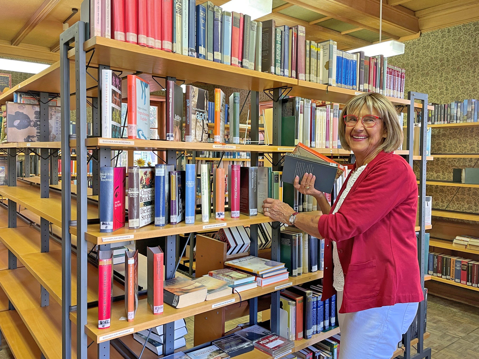 Die ehemalige Leiterin der Gemeindebücherei in Jugenheim, Christine Szyska, mit einigen der Bücher, die beim Bücherflohmarkt am 29. August auf neue Besitzerinnen und Besitzer warten. Foto: Gemeinde Seeheim-Jugenheim